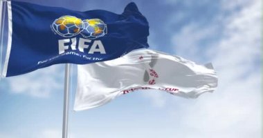 Doha, Katar, Ocak 2022: FIFA ve Katar 2022 Dünya Kupası logolu bayraklar rüzgarda sallanıyor. Etkinlik 21 Kasım - 18 Aralık 2022 tarihleri arasında Katar 'da gerçekleşecek.