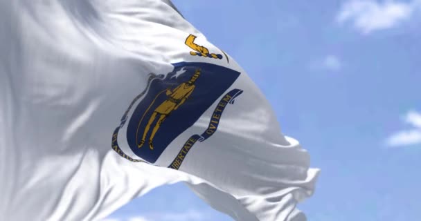 マサチューセッツ州の国旗が風になびいている マサチューセッツ州はアメリカ合衆国ニューイングランド地域で最も人口の多い州である 民主主義と独立 スローモーションでのシームレスなループ — ストック動画