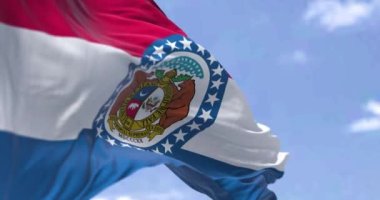 Missouri 'nin ABD bayrağı rüzgarda sallanıyor. Missouri, ABD 'nin orta batısında bulunan bir eyalettir. Demokrasi ve bağımsızlık. Yavaş çekimde kusursuz döngü