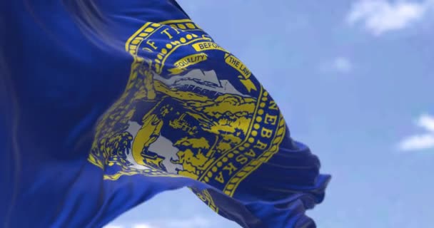 美国内布拉斯加州的国旗在风中飘扬 内布拉斯加州是美国中西部地区的一个州 民主和独立 慢动作无缝圈 — 图库视频影像