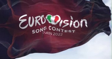 Torino, İtalya, Ocak 2022: 2022 Eurovision Şarkı Yarışması bayrağı rüzgarda sallanıyor. 2022 yılı 10-14 Mayıs tarihleri arasında İtalya 'nın Torino kentinde gerçekleşecek.