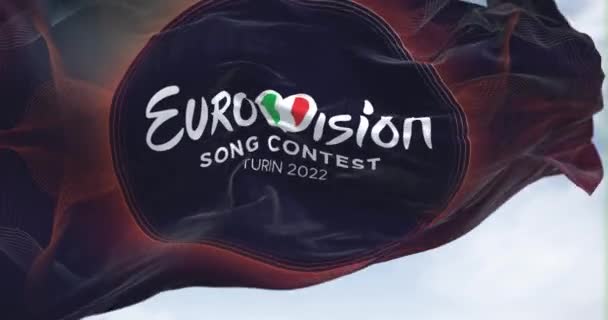 Turín, Itálie, leden 2022: Vlajka soutěže Eurovision Song Contest 2022 se vlní ve větru. Rok 2022 se bude konat v italském Turíně od 10. do 14. května