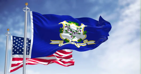 Flaga Stanu Connecticut Macha Wraz Flagą Narodową Stanów Zjednoczonych Ameryki — Zdjęcie stockowe