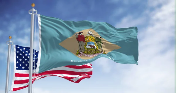 Bandera Del Estado Delaware Ondeando Junto Con Bandera Nacional Los —  Fotos de Stock