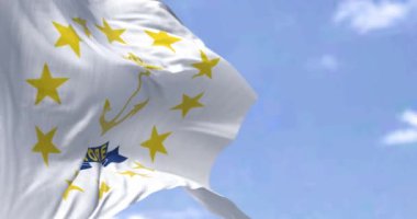 Rhode Island 'ın ABD bayrağı rüzgarda sallanıyor. Rhode Island, Amerika Birleşik Devletleri 'nin kuzeydoğu bölgesinde bulunan bir eyalettir. Demokrasi ve bağımsızlık. Yavaş çekimde kusursuz döngü
