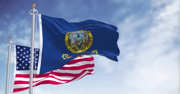 Amerika Birleşik Devletleri Bayrağıyla Birlikte Dalgalanan Idaho Eyalet Bayrağı Arka — Stok video
