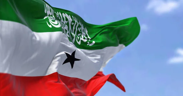 소말리아 국기가 바람에 흔들고 모습을 가까이 수있다 배경에는 애국심 아프리카의 — 스톡 사진