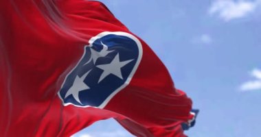 ABD 'nin Tennessee bayrağı rüzgarda sallanıyor. Tennessee, ABD 'nin güneydoğu bölgesinde bulunan bir eyalettir. Demokrasi ve bağımsızlık. Yavaş çekimde kusursuz döngü. 4K çözünürlüğü