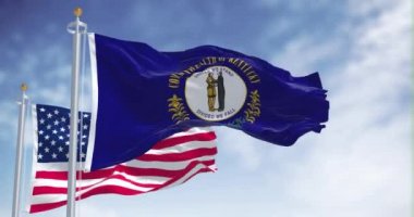 Kentucky eyalet bayrağı, Amerika Birleşik Devletleri bayrağıyla birlikte dalgalanıyor. Arka planda açık bir gökyüzü var. Kentucky, ABD 'nin güneydoğu bölgesinde bir eyalettir.