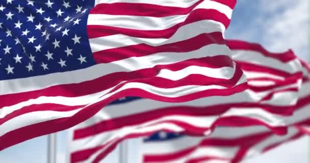 美利坚合众国的三面国旗在风中飘扬 背景是晴朗的天空 有选择的重点 独立和选举日 无缝圈慢动作 4K分辨率 — 图库视频影像