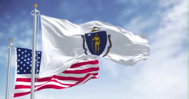 Bandera Del Estado Massachusetts Ondeando Junto Con Bandera Nacional Los — Vídeos de Stock