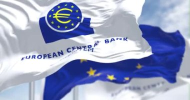 Frankfurt, Almanya, Şubat 2022: Avrupa Merkez Bankası ve Avrupa Birliği bayrakları rüzgarda sallanıyor. 4K 'da kusursuz döngü.