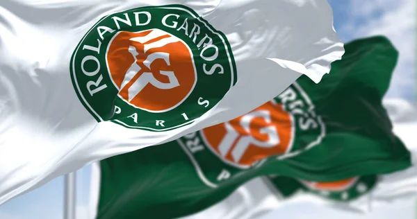 Paris, Fransa, Nisan 2022: Roland-Garros logosunun dalgalandığı üç bayrak. Fransa Açık her yıl Mayıs ayı sonunda yapılması planlanan büyük bir tenis turnuvası.