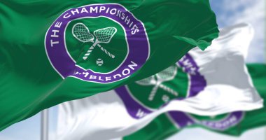 Londra, İngiltere, Nisan 2022: The Championships Wimbledon logosu rüzgarda sallanan üç bayrak. Wimbledon Şampiyonası, her yıl Haziran ayı sonunda düzenlenecek büyük bir tenis turnuvası.