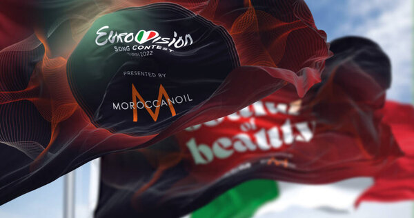 Турин, Италия, январь 2022: Флаги конкурса песни "Евровидение-2022", размахивающие на ветру. Чемпионат мира 2022 года пройдет в Италии с 10 по 14 мая.