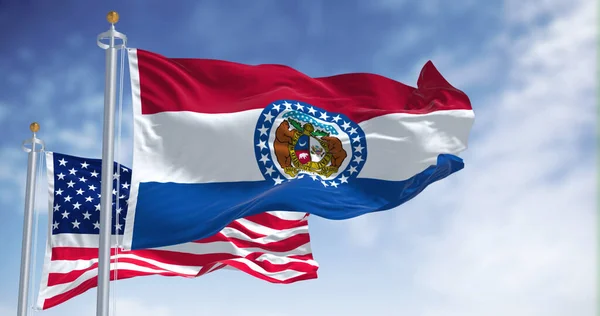 Flaga Stanu Missouri Macha Wraz Flagą Narodową Stanów Zjednoczonych Ameryki — Zdjęcie stockowe