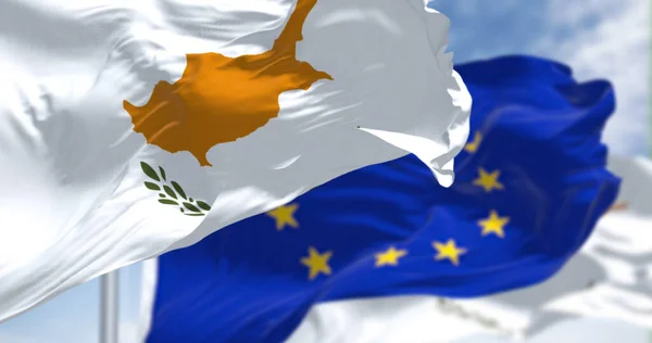 Detalj Den Nationella Flaggan Cypern Viftar Vinden Med Suddig Europeisk — Stockfoto