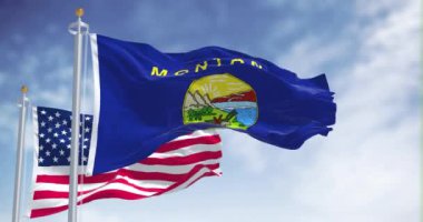 Montana eyalet bayrağı, Amerika Birleşik Devletleri bayrağıyla birlikte dalgalanıyor. Arka planda açık bir gökyüzü var. Montana, ABD 'nin batısında bulunan bir eyalettir.
