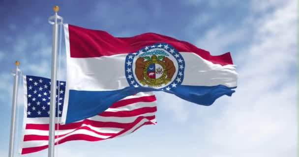 ミズーリ州旗はアメリカ合衆国の国旗と共に振っている 背景には澄んだ空が広がっています ミズーリ州はアメリカ合衆国中西部の州である — ストック動画
