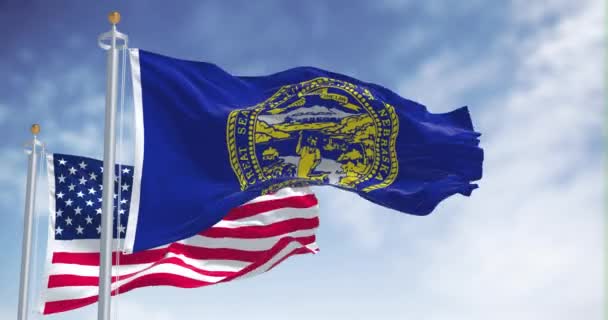 네브래스카 국기가 미국의 국기와 흔들고 있습니다 배경에는 네브래스카주 Nebraska 중서부의 — 비디오
