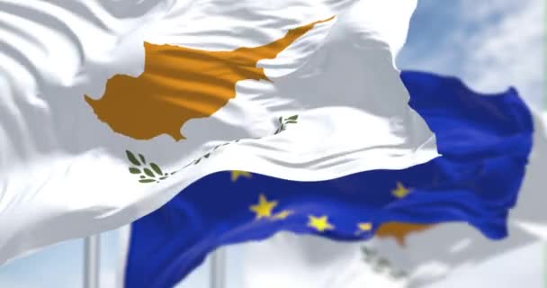 Detalj Den Nationella Flaggan Cypern Viftar Vinden Med Suddig Europeisk — Stockvideo