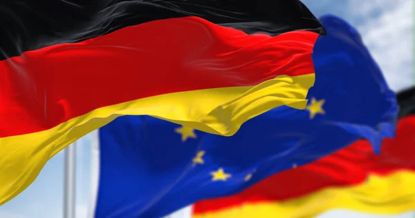 Açık Bir Günde Arka Planda Avrupa Birliği Bayrağı Dalgalanan Alman — Stok fotoğraf
