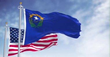 Nevada eyalet bayrağı, Amerika Birleşik Devletleri bayrağıyla birlikte dalgalanıyor. Arka planda açık bir gökyüzü var. Nevada, ABD 'nin batı bölgesinde bulunan bir eyalettir.