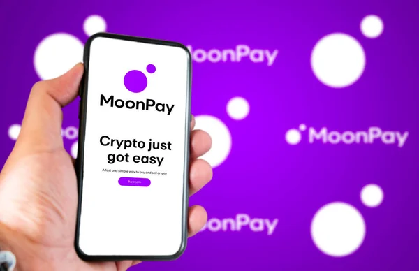 Londra, İngiltere, Mart 2022: MoonPay şirketinin web sitesi bir telefon ekranında. Arka planda MoonPay logosu olan mor bir arkaplan. İllüstrasyon başyazısı. Seçici odak.