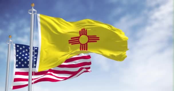 Bandera Del Estado Nuevo México Ondeando Junto Con Bandera Nacional — Vídeos de Stock