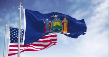 Amerika Birleşik Devletleri bayrağıyla birlikte dalgalanan New York eyalet bayrağı. Arka planda açık bir gökyüzü var. New York, ABD 'nin kuzeydoğusunda bir eyalettir.