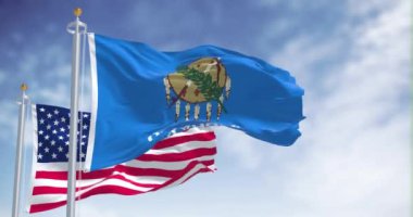 Oklahoma eyaletinin kusursuz bayrağı Amerika Birleşik Devletleri bayrağıyla birlikte dalgalanıyor. Oklahoma, ABD 'nin Güney Orta Bölgesi' nde bulunan bir eyalettir.