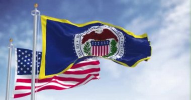 Washington D.C., ABD, Mart 2022: Amerikan Federal Rezerv Sistemi 'nin bayrağı arka planda ABD bayrağı dalgalanırken bulanıklaştı.