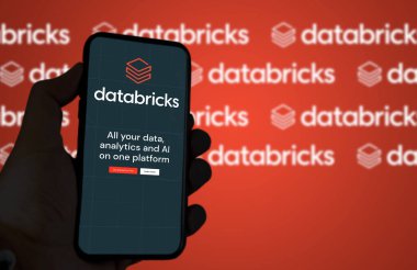 San Francisco, CA, ABD, Mayıs 2022: Databricks şirketinin web sayfası ekranda. Arka planda logo Databricks bulanıklaştı ve tekrarlandı. Databricks bir yazılım şirketi.