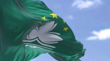 Açık bir günde rüzgarda dalgalanan Macau bayrağının yavaş çekimde kusursuz döngüsü. Macau, Çin 'de bir şehirdir. 