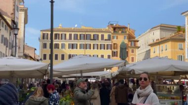 Roma, İtalya, Aralık 2021: Geleneksel günlük meyve ve sebze pazarı sırasında Campo de Fiori 'de yürüyen insanlar ve turistler 