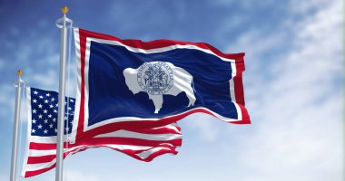 Wyoming eyalet bayrağı, Amerika Birleşik Devletleri bayrağıyla birlikte dalgalanıyor. Wyoming, ABD 'nin batı kesiminde yer alan bir eyalettir.