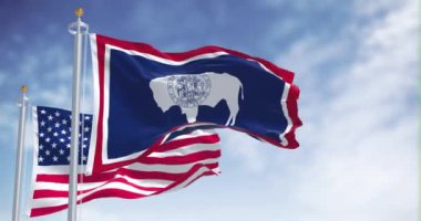Wyoming eyalet bayrağı, Amerika Birleşik Devletleri bayrağıyla birlikte dalgalanıyor. Wyoming, ABD 'nin batı kesiminde yer alan bir eyalettir.