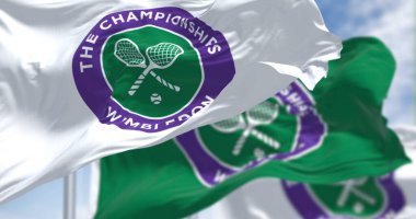 Londra, İngiltere, Nisan 2022: The Championships Wimbledon logosu rüzgarda sallanan üç bayrak. Wimbledon Şampiyonası, her yıl Haziran ayı sonunda düzenlenecek büyük bir tenis turnuvası.