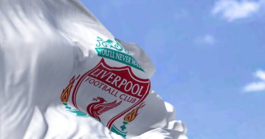 Liverpool, İngiltere, Mayıs 2022: Açık bir günde rüzgarda sallanan Liverpool Futbol Kulübü bayrağı. Liverpool F.C. Liverpool, İngiltere merkezli profesyonel bir futbol kulübüdür.
