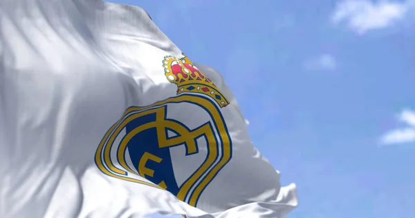 2022年5月 西班牙马德里 皇家马德里俱乐部 Real Madrid Club Futbol 的旗帜在晴朗的日子迎风飘扬 皇家马德里队是一家总部设在马德里的西班牙职业足球俱乐部 — 图库照片
