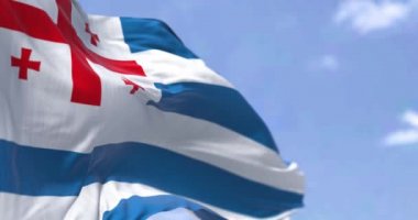 Açık bir günde rüzgarda dalgalanan Adjara bayrağıyla kusursuz bir döngü. Adjara, Gürcistan 'ın siyasi-idari bölgesidir.