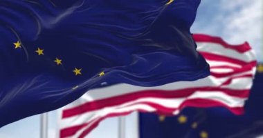 Alaska eyaletinin bayrakları ve rüzgarda dalgalanan ABD bayraklarıyla kusursuz bir döngü. Demokrasi ve bağımsızlık. ABD bayrağı.