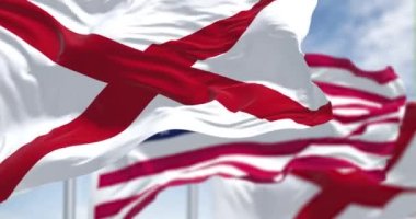 Alabama eyaletinin bayrakları ve Amerika Birleşik Devletleri 'nin rüzgarda dalgalanan bayraklarıyla ağır çekimde kusursuz döngü. Alabama, ABD 'nin güneydoğu bölgesinde bulunan bir eyalettir..