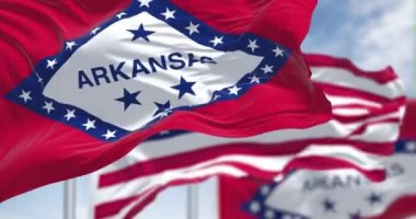 Arkansas eyaletinin bayrakları ve rüzgarda sallanan Birleşik Devletler bayraklarıyla kusursuz bir döngü. Demokrasi ve bağımsızlık. ABD bayrağı