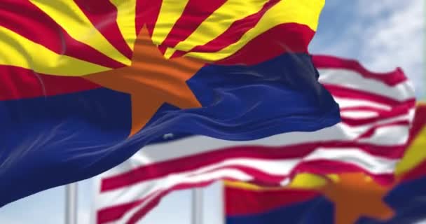 アリゾナ州と米国の旗が風に振っているので ゆっくりとした動きの中でのシームレスなループ アメリカ合衆国西部の州 民主主義と独立 アメリカの州 — ストック動画