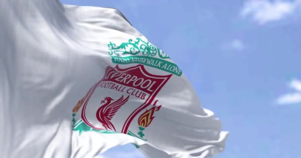 2022年5月イギリス リバプール リバプール フットボール クラブの旗が晴れた日に風になびく リバプールF イングランドのリバプールに拠点を置くプロサッカークラブです スローモーションでのシームレスなループ — ストック動画