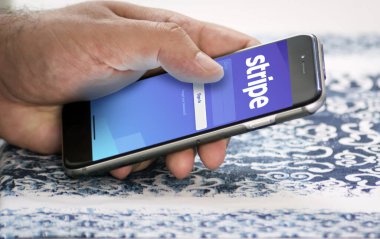 San Francisco, CA, ABD, 15 Mart 2022: Çizgili mobil uygulama giriş sayfası el bilgisayarı ekranında. Stripe bir Amerikan finans şirketi.