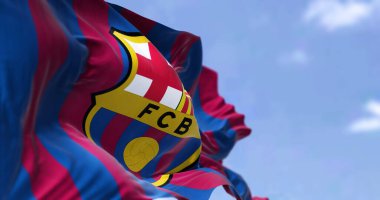 Madrid, İspanya, Mayıs 2022: Açık bir günde FC Barcelona bayrağı dalgalanmaktadır. FC Barcelona, İspanya 'nın Barcelona şehrinde kurulmuş bir futbol kulübüdür.