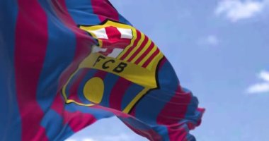 Barselona, İspanya, Mayıs 2022: Açık bir günde rüzgarda dalgalanan FC Barcelona bayrağının yavaş çekimde kusursuz döngüsü. FC Barcelona, İspanya 'nın Barcelona şehrinde kurulmuş bir futbol kulübüdür..