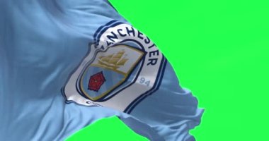 Manchester, İngiltere, Mayıs 2022: Manchester City 'nin bayrağı yeşil arka planda izole bir şekilde dalgalanırken yavaş çekimde kusursuz bir döngü. Manchester City, Manchester merkezli profesyonel futbol kulübüdür.